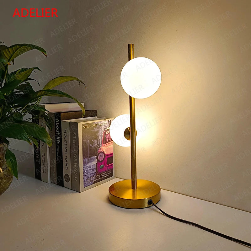 Einfache weiße Glaskugel Tischlampen Nordic kreative Schlafzimmer Nachttischlampe Eisen Gold LED Beleuchtungskörper