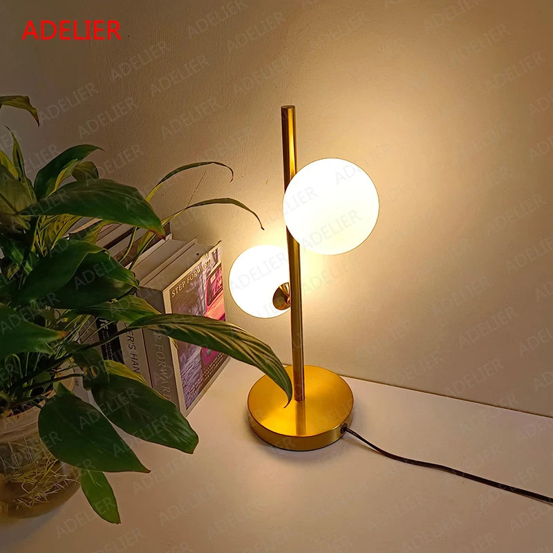 Einfache weiße Glaskugel Tischlampen Nordic kreative Schlafzimmer Nachttischlampe Eisen Gold LED Beleuchtungskörper