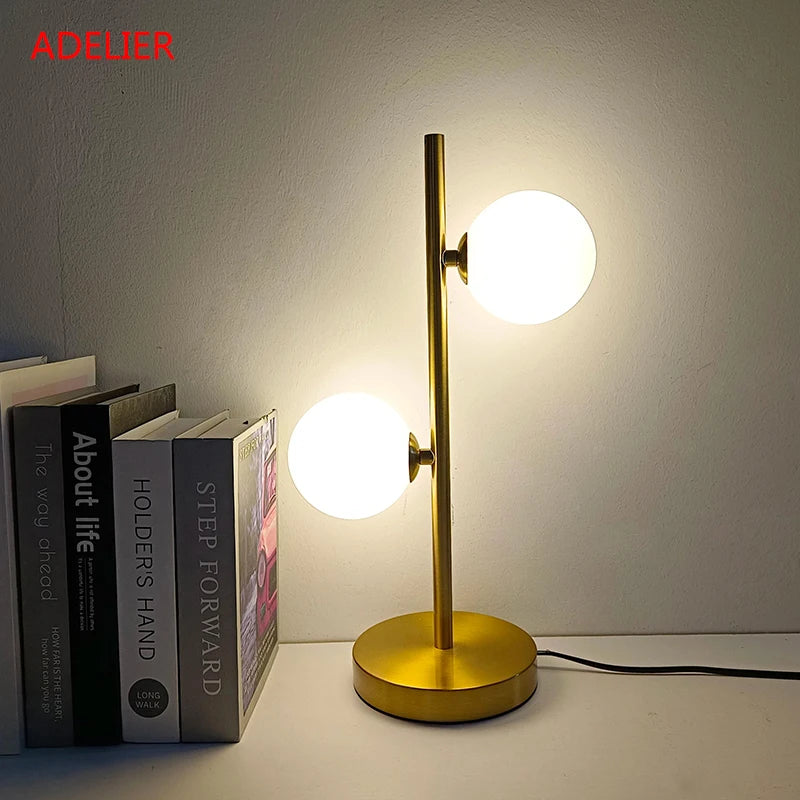 Einfache weiße Glaskugel Tischlampen Nordic kreative Schlafzimmer Nachttischlampe Eisen Gold LED Beleuchtungskörper