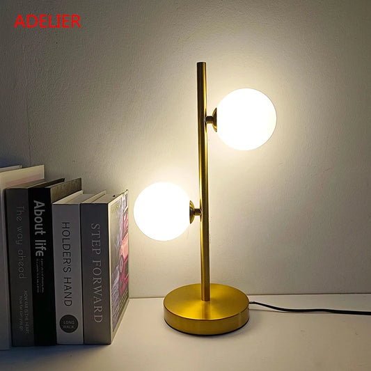 Einfache weiße Glaskugel Tischlampen Nordic kreative Schlafzimmer Nachttischlampe Eisen Gold LED Beleuchtungskörper