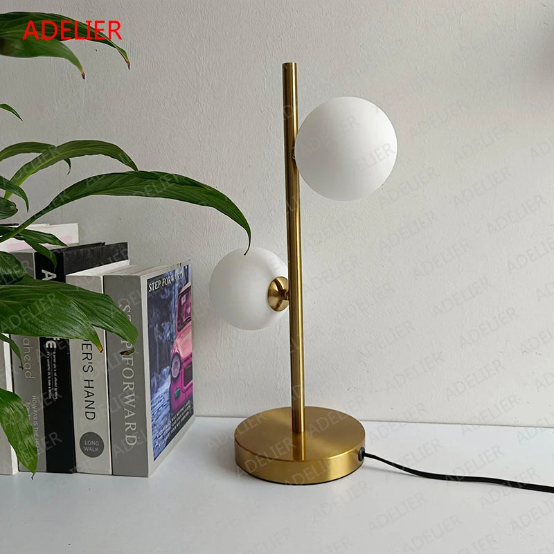 Einfache weiße Glaskugel Tischlampen Nordic kreative Schlafzimmer Nachttischlampe Eisen Gold LED Beleuchtungskörper